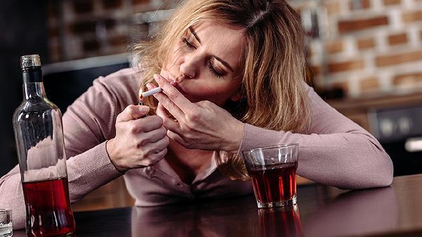 吸烟是如何伤害眼睛的？看到这5大伤害，现在戒烟还来得及