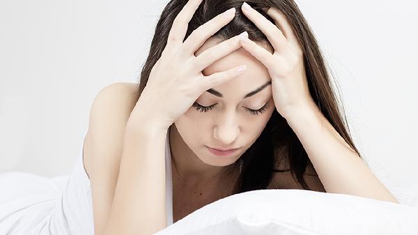 如何区别抑郁情绪与抑郁症？抑郁症该如何治疗？