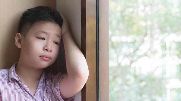 小孩喉咙发出哼哼声是什么原因