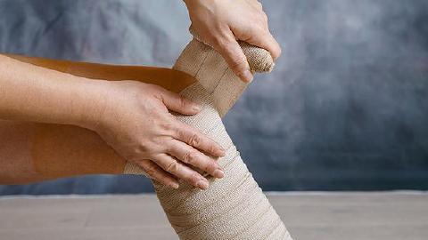 腿侧痒挠了之后长了两个紫点